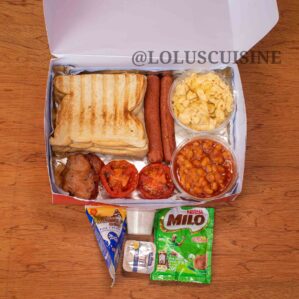 Full English Breakfast: Toast and scrambled eggs with sausages, baked beans, roasted tomatoes and butter